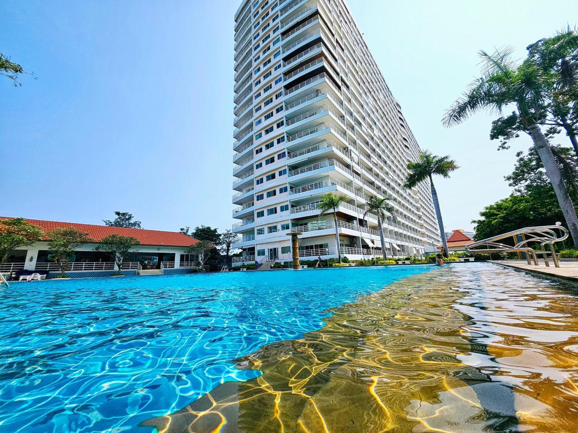 View Talay 5 Jomtien Beachfront Pattaya Exteriör bild