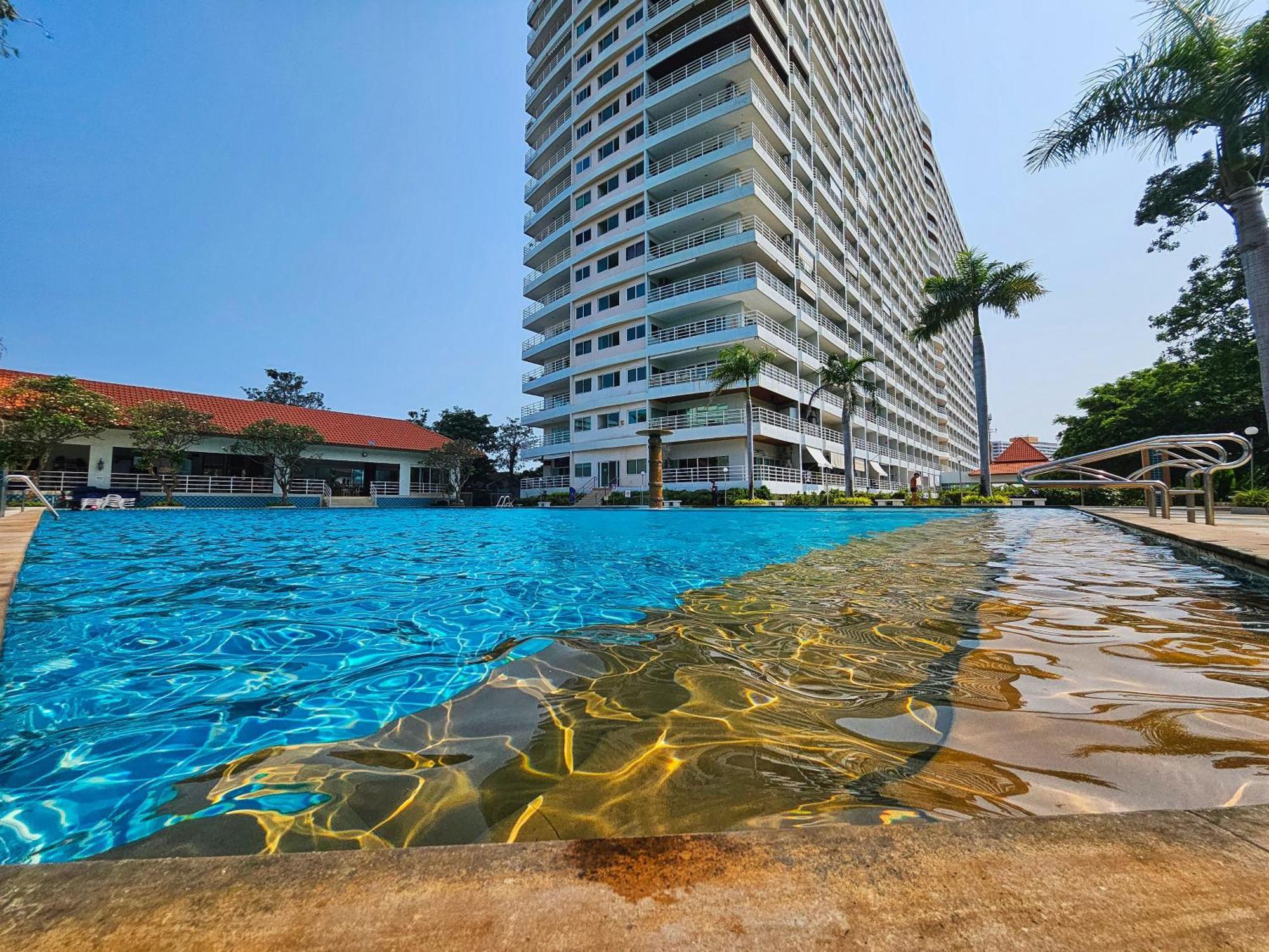 View Talay 5 Jomtien Beachfront Pattaya Exteriör bild