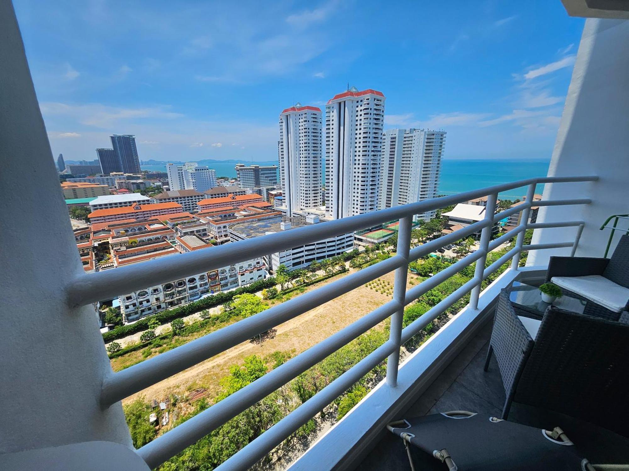 View Talay 5 Jomtien Beachfront Pattaya Exteriör bild