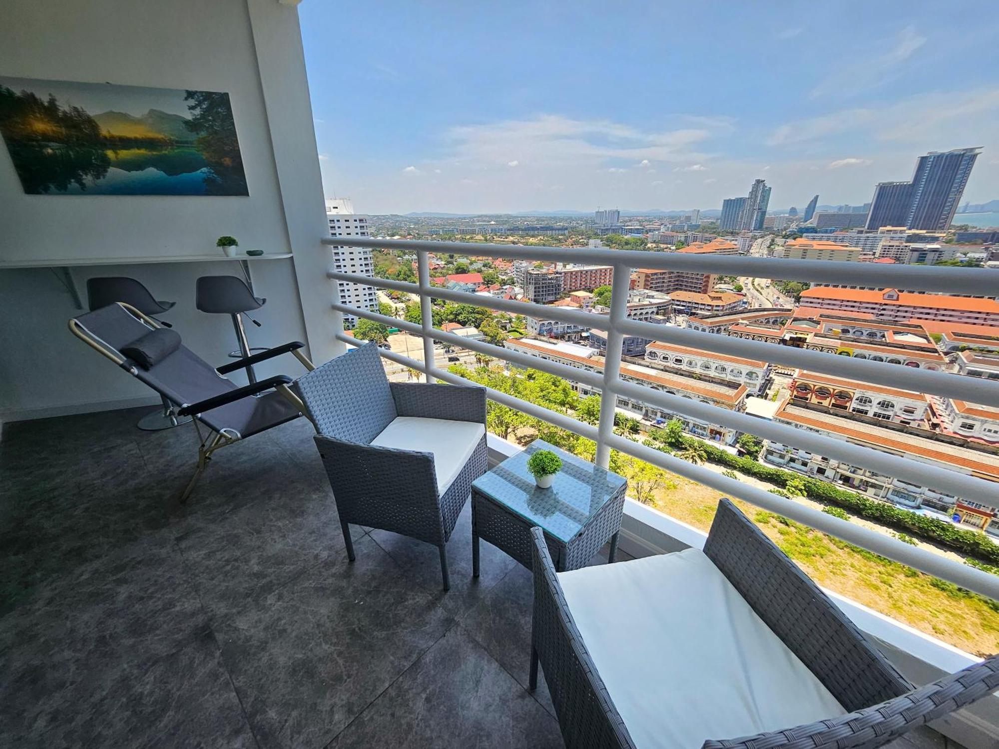 View Talay 5 Jomtien Beachfront Pattaya Exteriör bild
